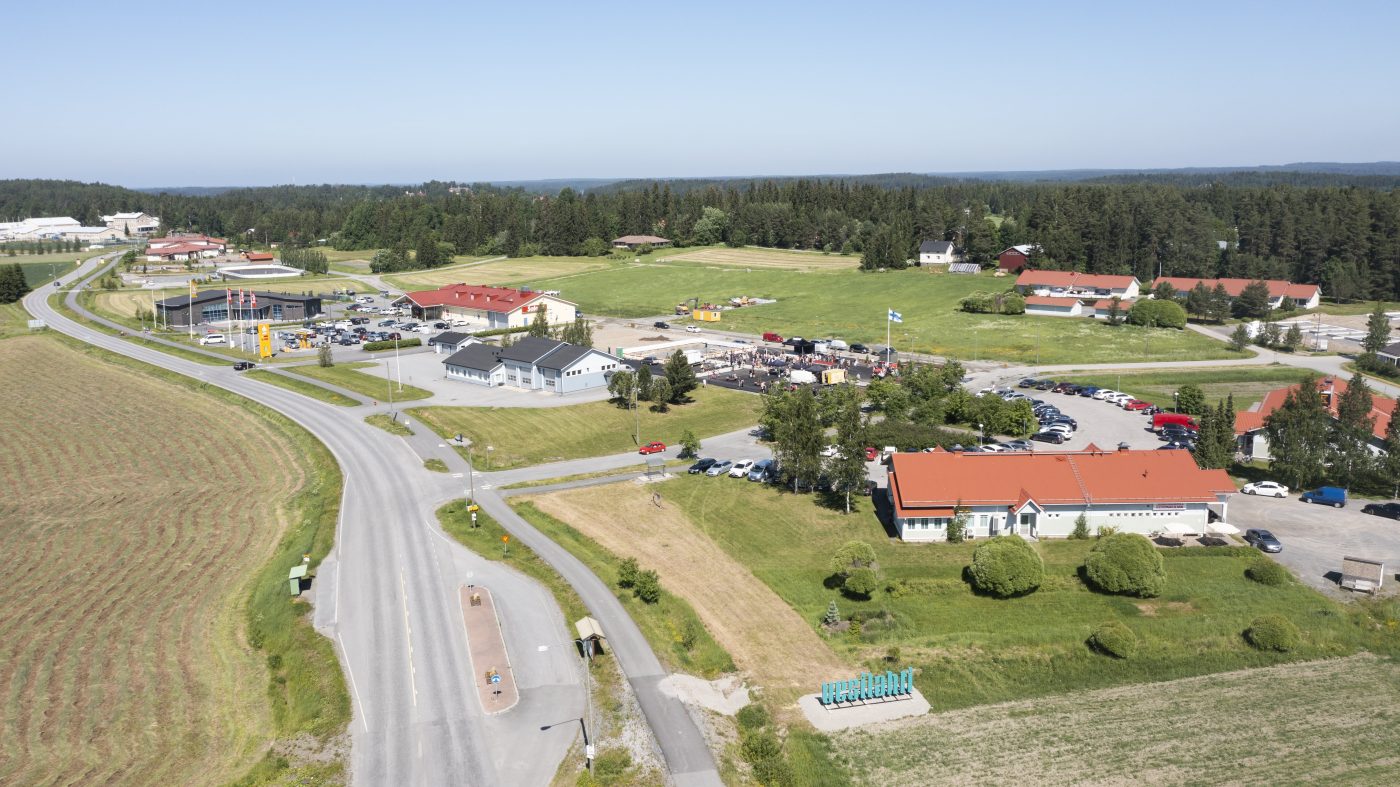 Ilmakuva Vesilahden Kirkonkylältä. Kuvassa näkyy Kesonkulman lounasravintola.