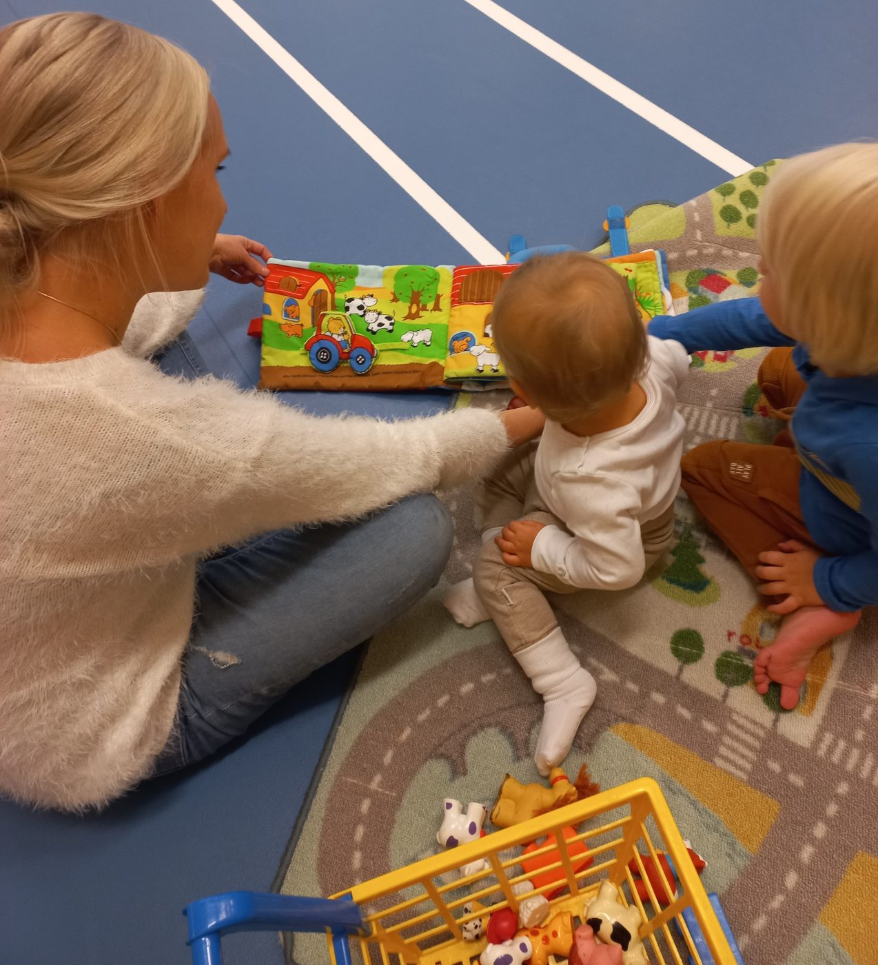 Avoinvarhaiskasvatus Peiponpellon salissa äiti ja kaksi lasta.