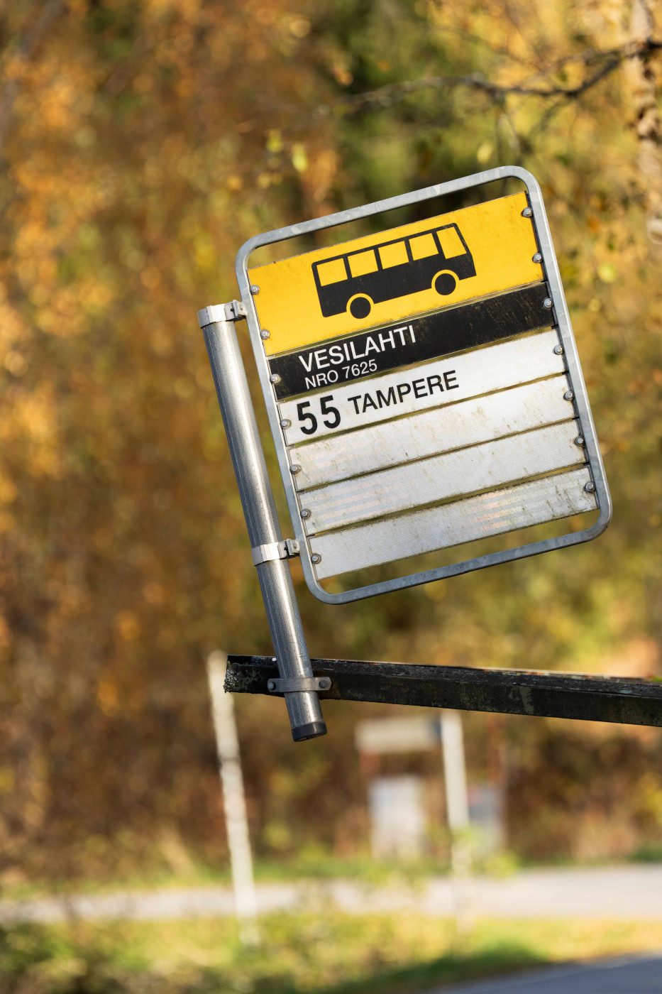 Vesilahden bussipysäkin kyltti.