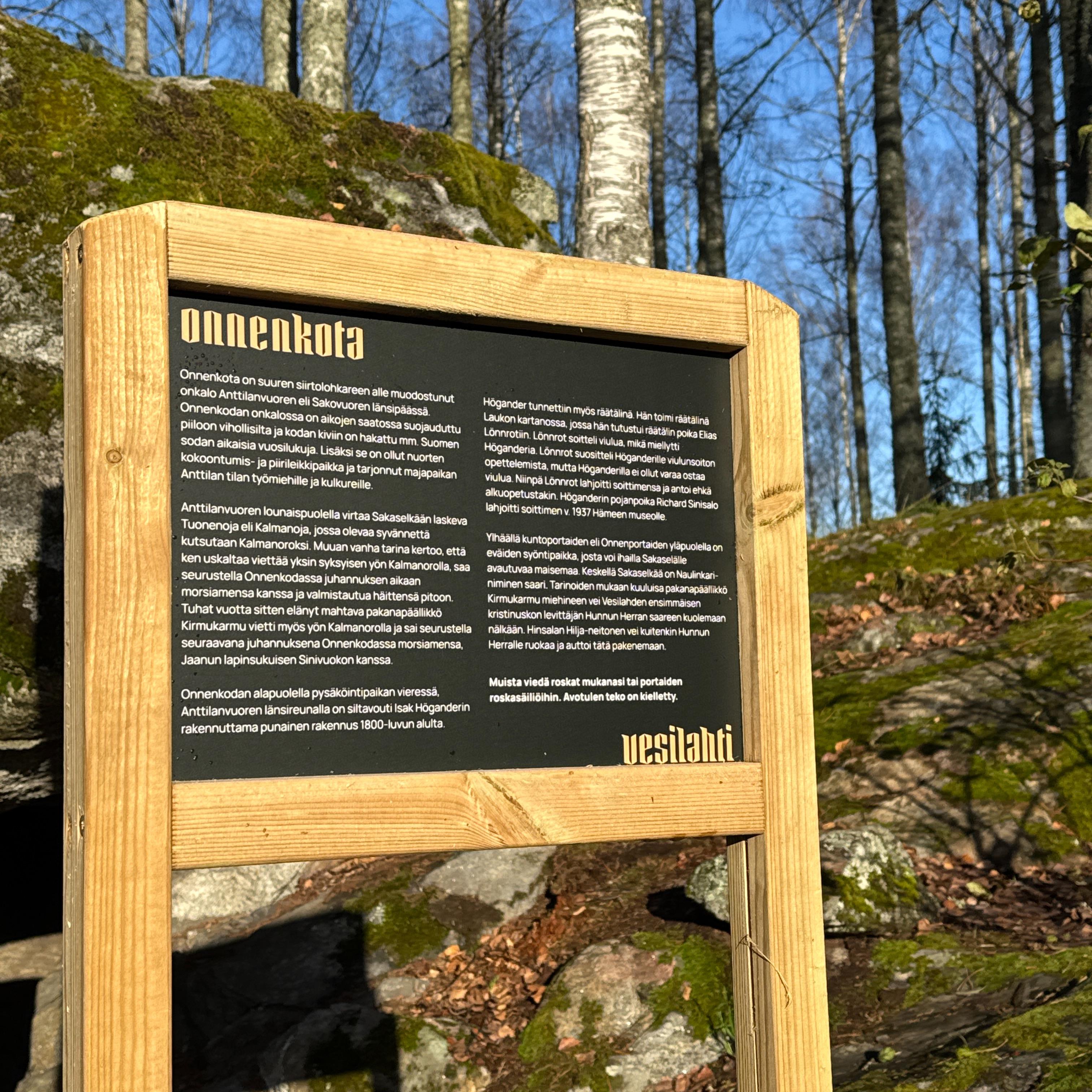 Tarinapolun kyltti Onnenkodalla.