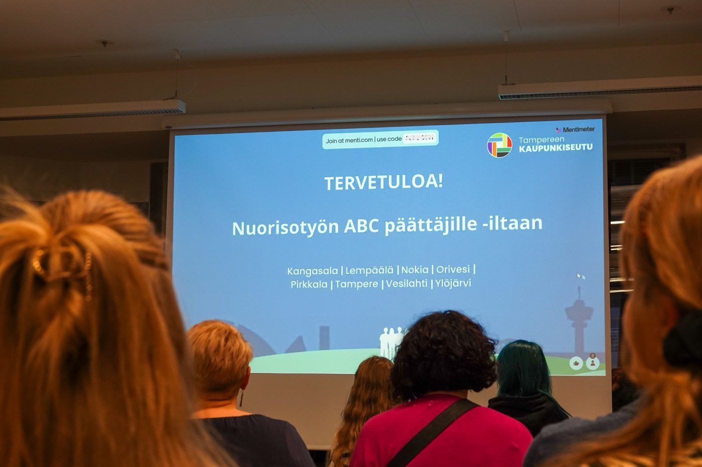 Kaupunkiseudun nuorisotyön yhteen hiileen -hankkeen tapahtumasta otettu kuva, jossa näkyy esitysdia.