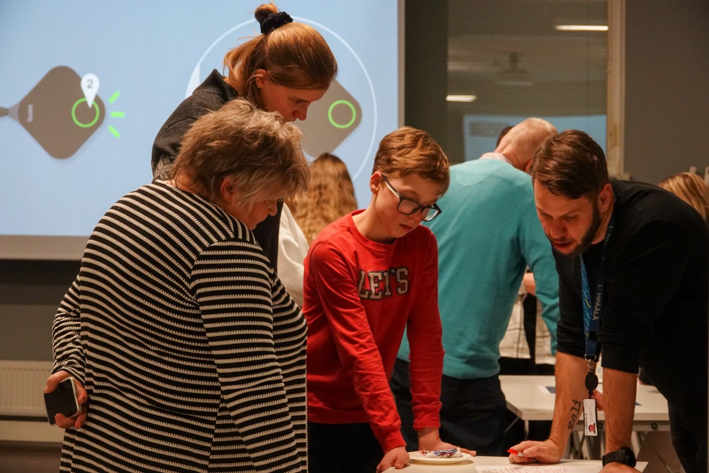 Ihmisiä Kaupunkiseudun nuorisotyön yhteen hiileen -hankkeen tapahtumassa.