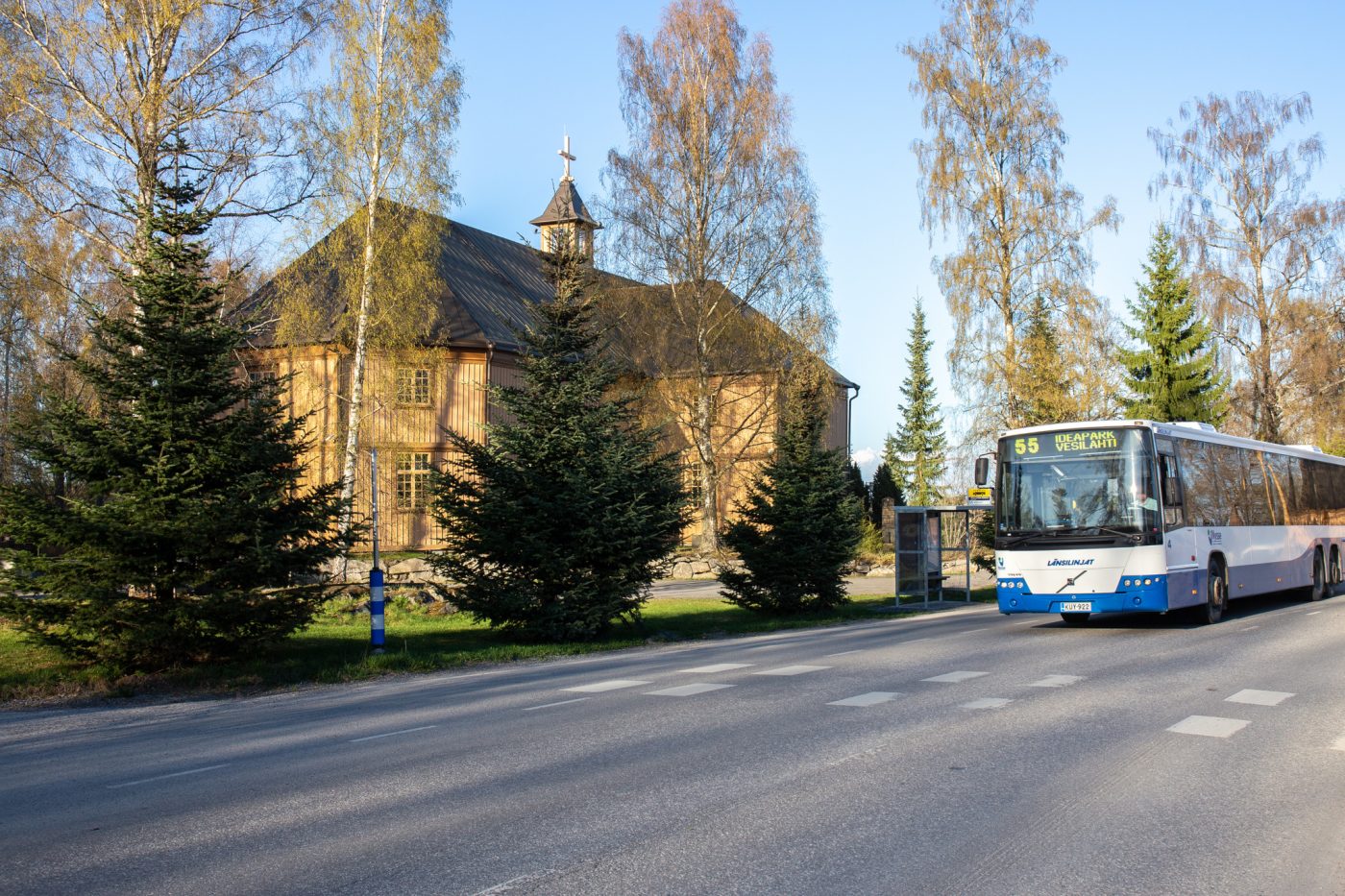 Nysse linja-auto Vesilahden kirkon kohdalla.