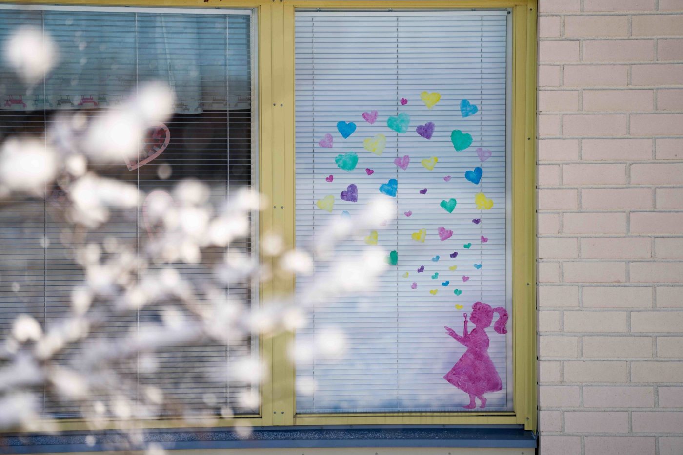 Ikkunamaalaus päiväkodin ikkunassa.