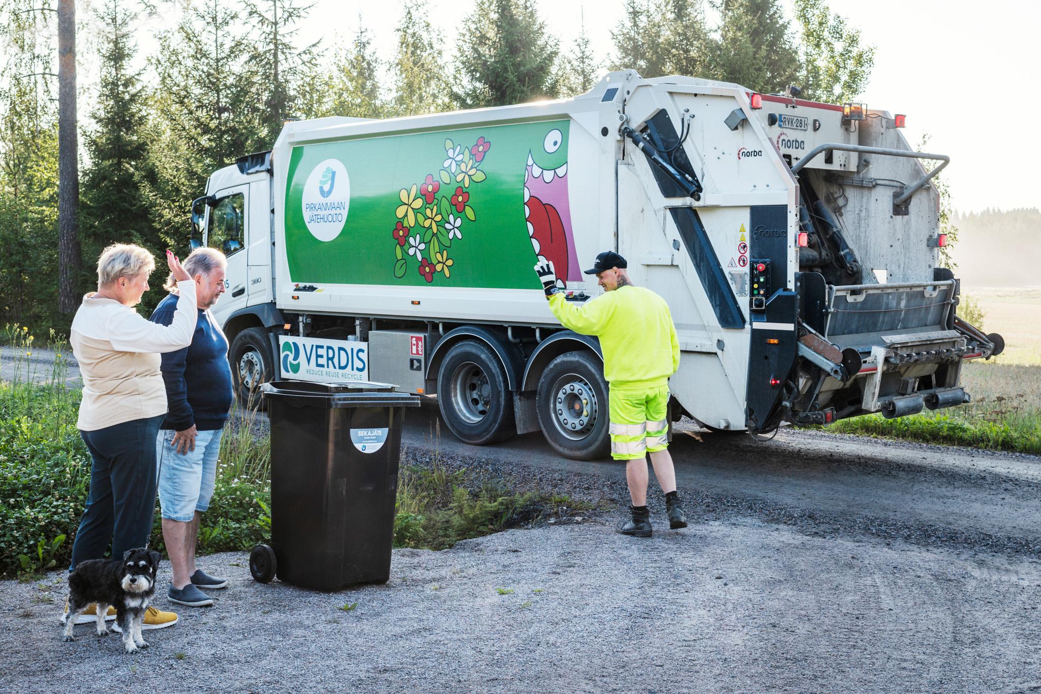 Jäteastian tyhjennystä Renyyn toimesta.