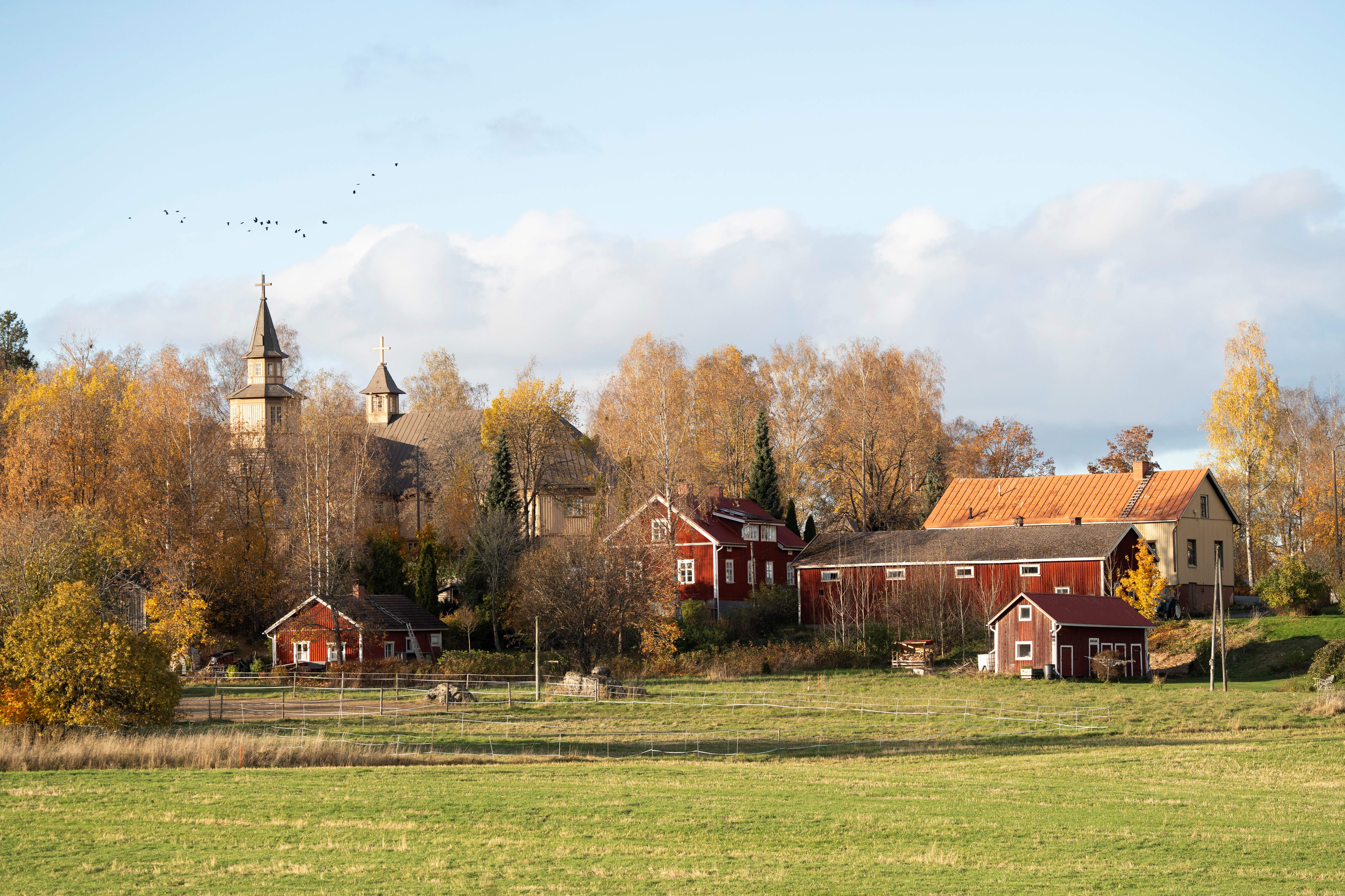 Vesilahden kirkko syksyisessä maisemassa.