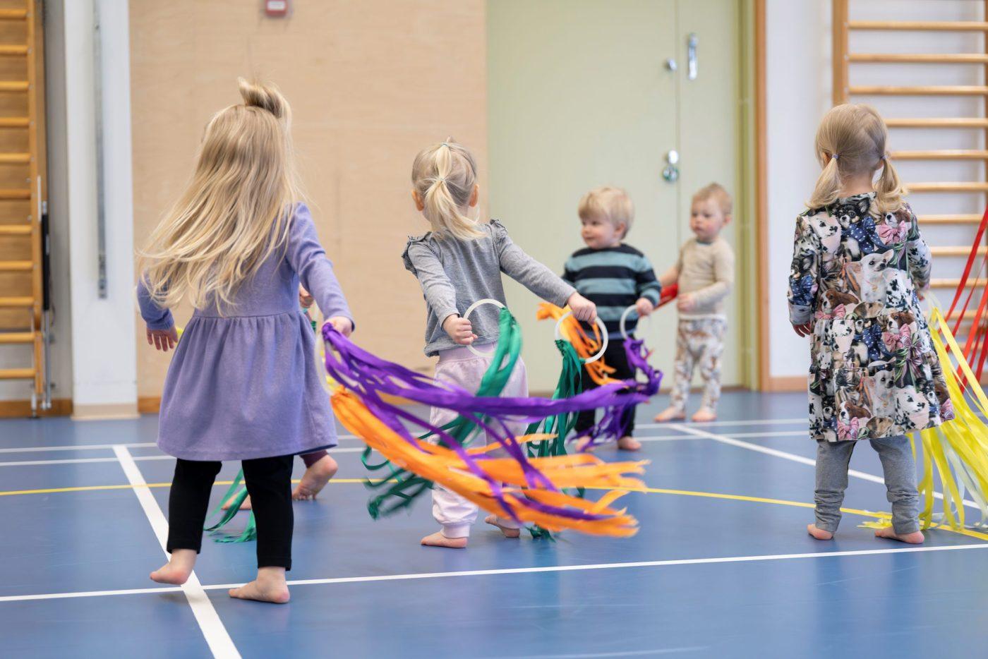 Lapsia leikkimässä liikuntasalissa