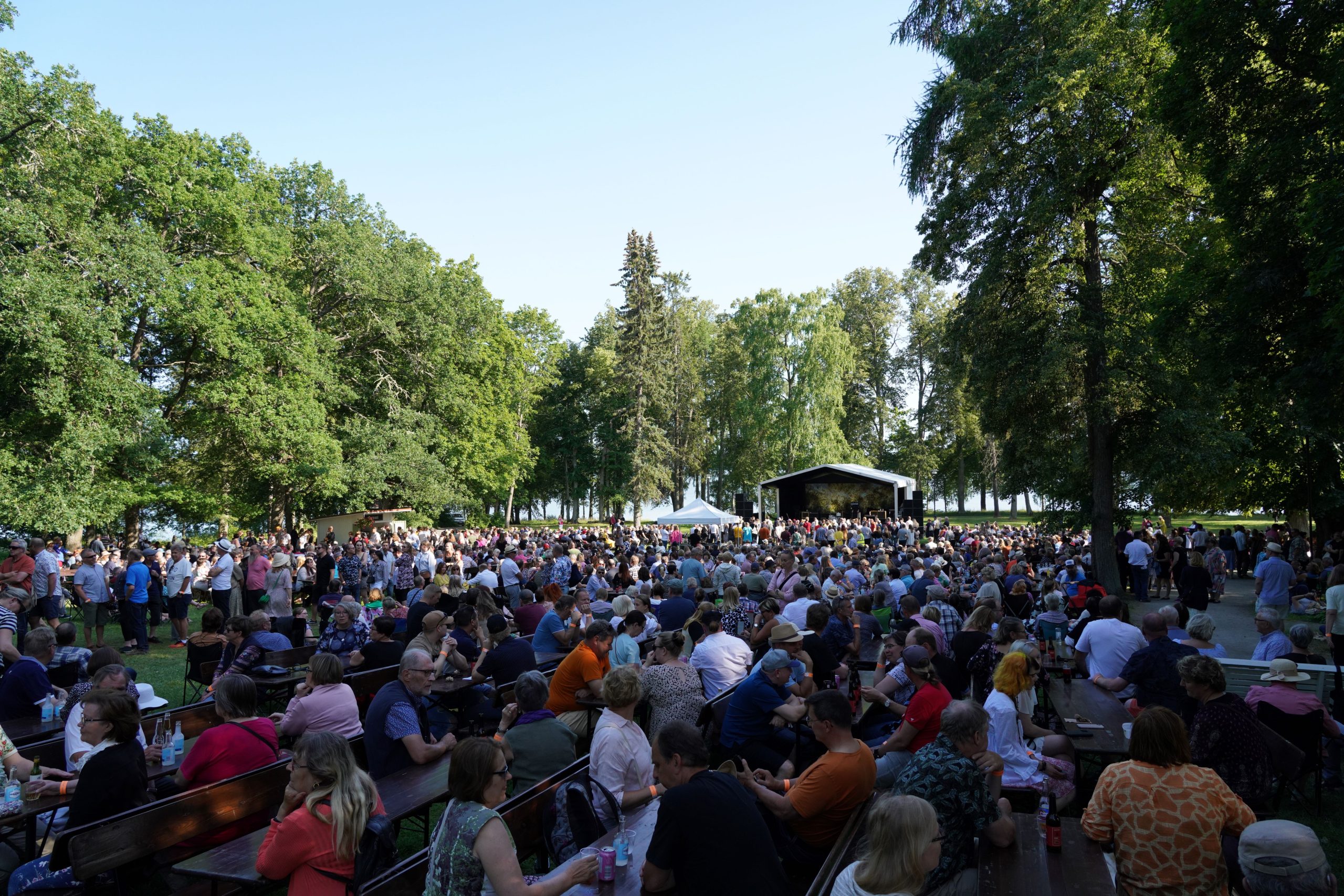 Ihmisiä Laukon kartanon puistokonsertissa kesällä.