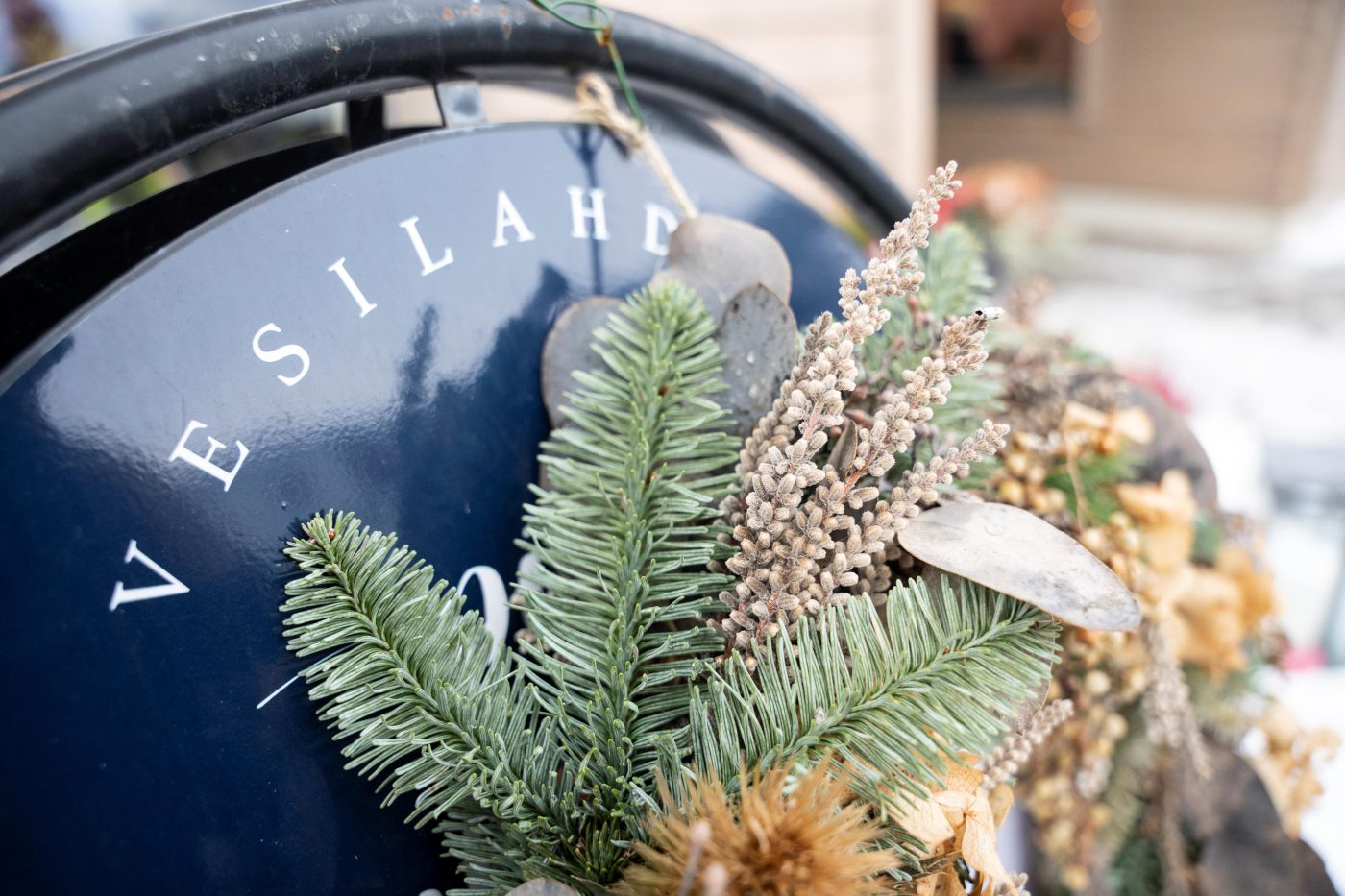 Lähikuva Vesilahden pienen kukkapuodin kyltistä.