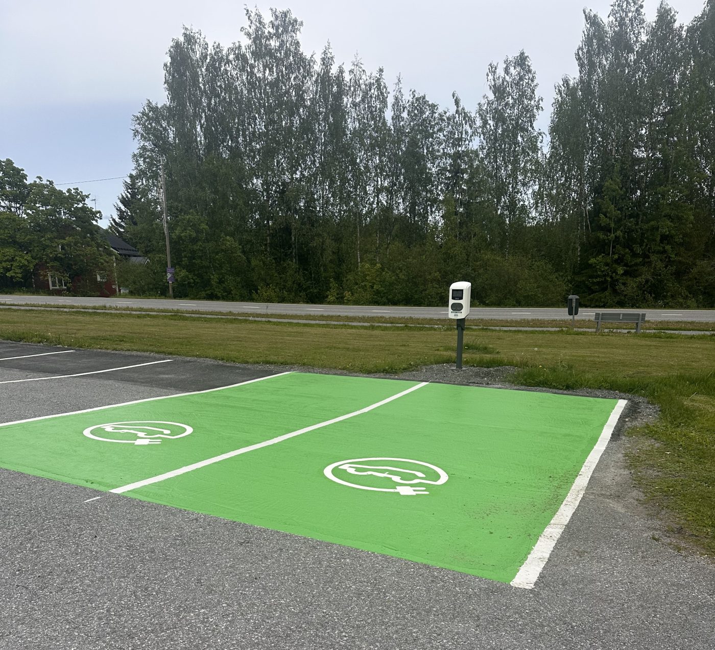 Sähköautojen latausasema.