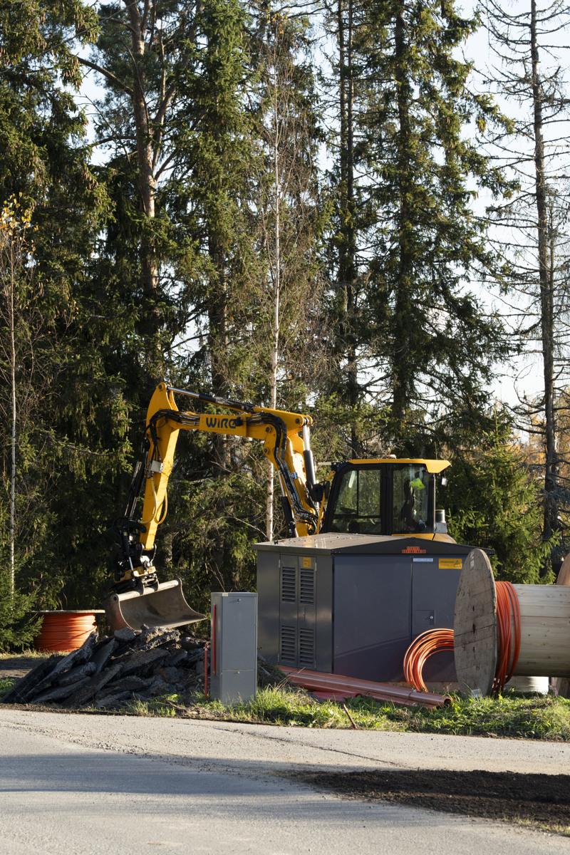 Kaivinkone on pysäköity tien varteen.