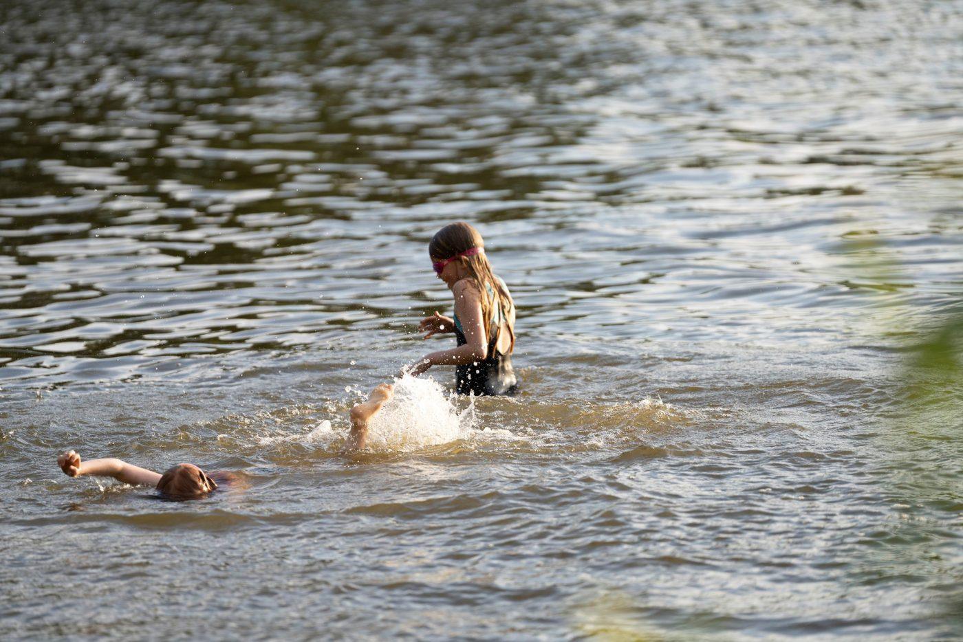 Kaksi lasta uimassa järvessä