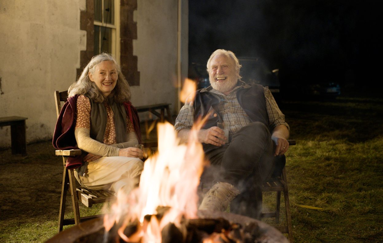 Mies ja nainen istuvat nuotin äärellä elokuvassa Rakkaani Merikapteeni.